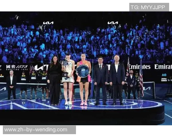 当凤袍、汉服遇到网球名将，高芙、莱巴金娜接连两年总决赛夺冠